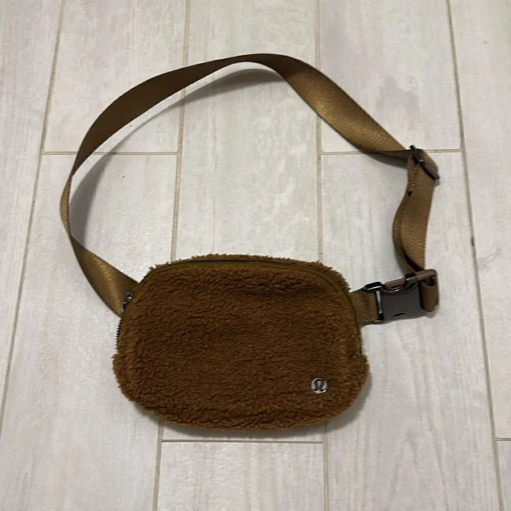 Lululemon new brown Teddy belt bag metal hardware